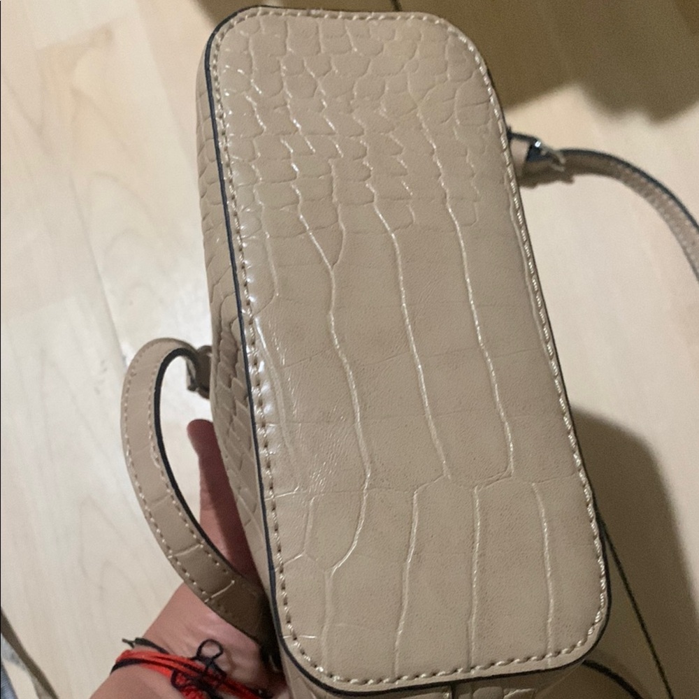 Guess Tan Crossbody Bag with Croc-Embossed Design NWOT - Picture 8 of 11